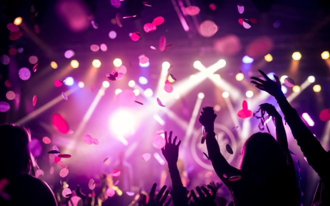 Die Mitglieder des Kommunalen Beratungsausschusses für Raumordnung und Mobilität (KBRM) in der Gemeinde Burg-Reuland: stehend v.l.n.r. Odette Chantraine (Sekretärin), Stephan Knell, Helmut Reuten, Jérôme Gennen, Karl-Heinz Cornely (beratend), Joël Weber, Christian Maraite, Robert Richter und Niki Dhur. Sitzend v.l.n.r. Elisabeth Genten, Monique Wirtzfeld, Raymond Geiben, Nadine Kleis und Joseph Verheggen. Es fehlt Claudine Kalbusch. Foto: Arno Colaris (Grenz-Echo vom 13.03.2015) 