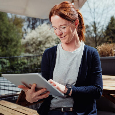 Frau auf der Terrasse