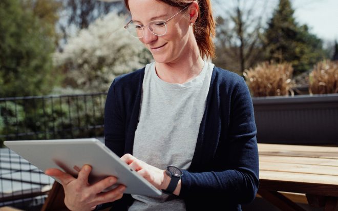 Frau auf der Terrasse